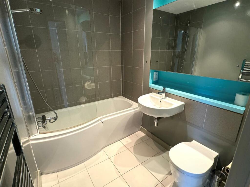 8 Tre Lowen Bathroom