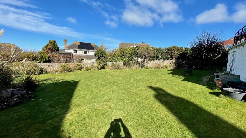 SIDE AND REAR GARDEN