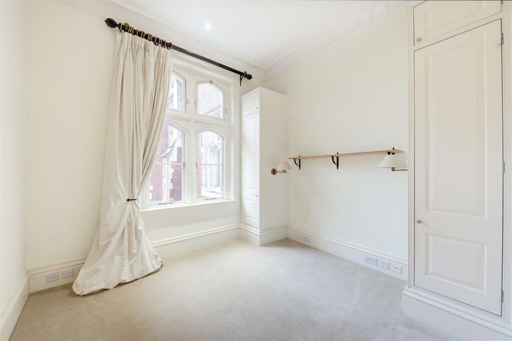 apartment 16 rose square 2598 bed1.jpg
