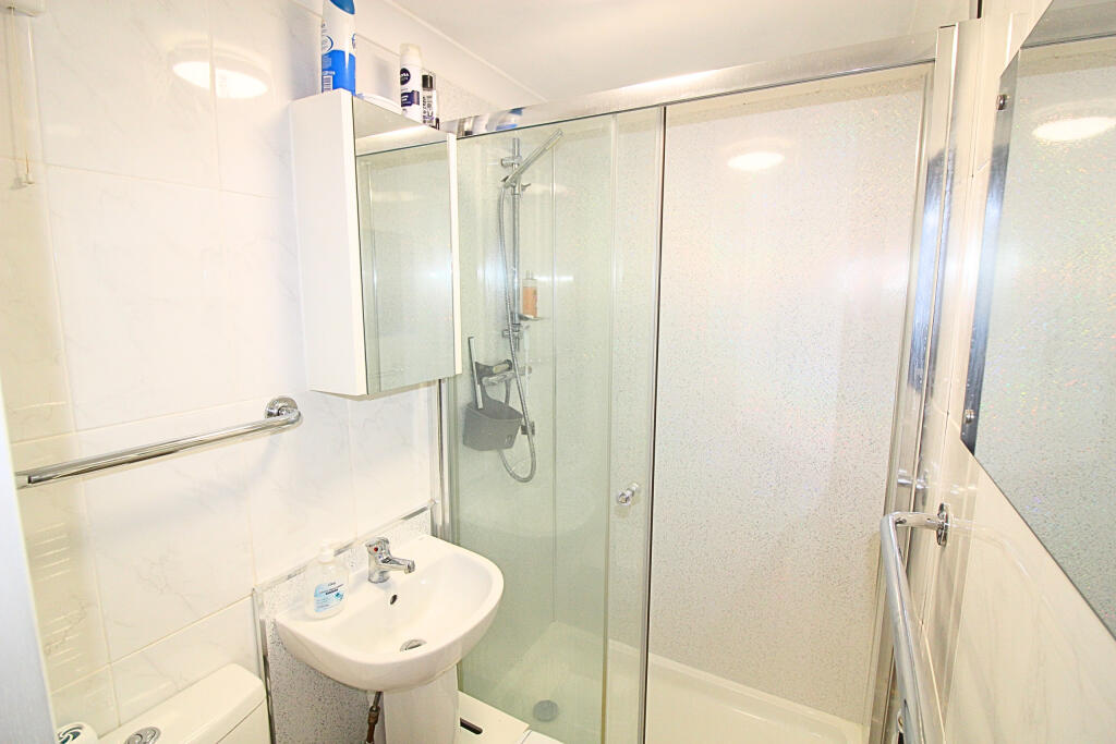 shower to bedroom 4