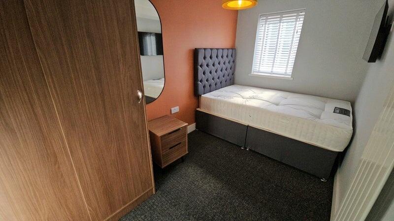 Neat, freshly decorated single bedroom with a c...