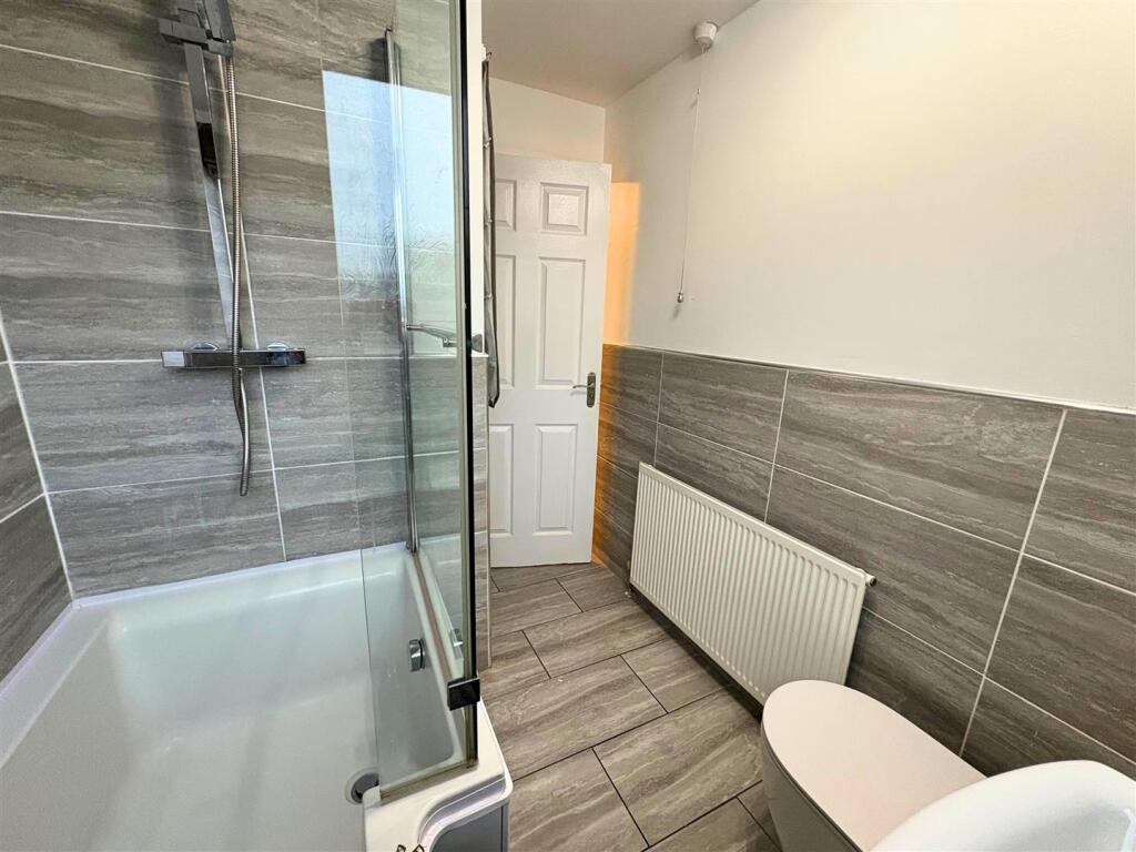 Bathroom b (edit).jpg