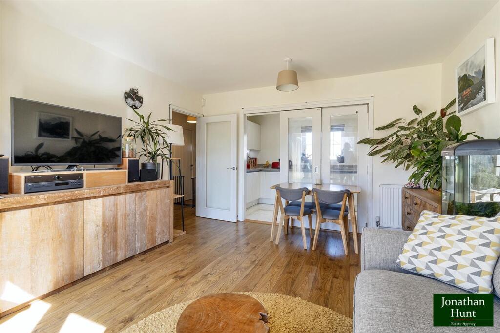 LOUNGE/DINING ROOM pic 2