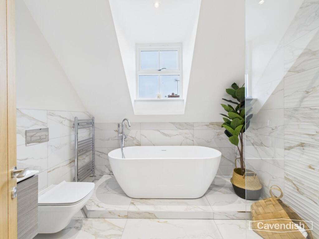EN-SUITE BATHROOM