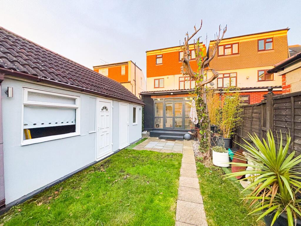 St Clair Close IG5
