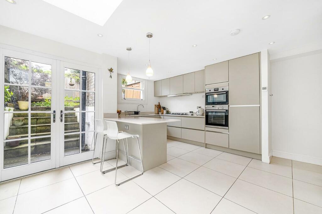 Kitchen (1).jpg