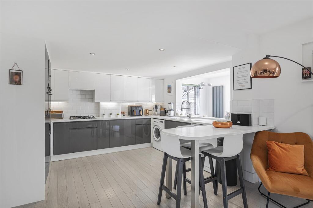 Kitchen/Breakfast Area