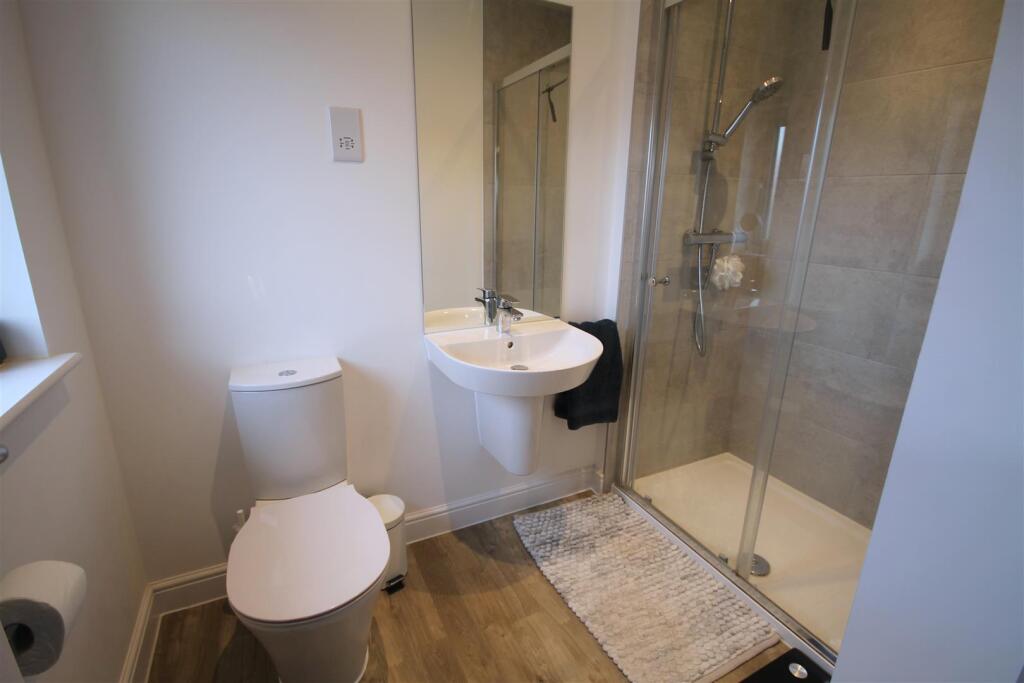 MR En Suite.JPG