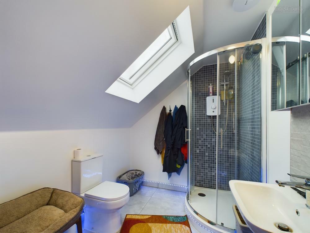 En-Suite To Master Bedroom