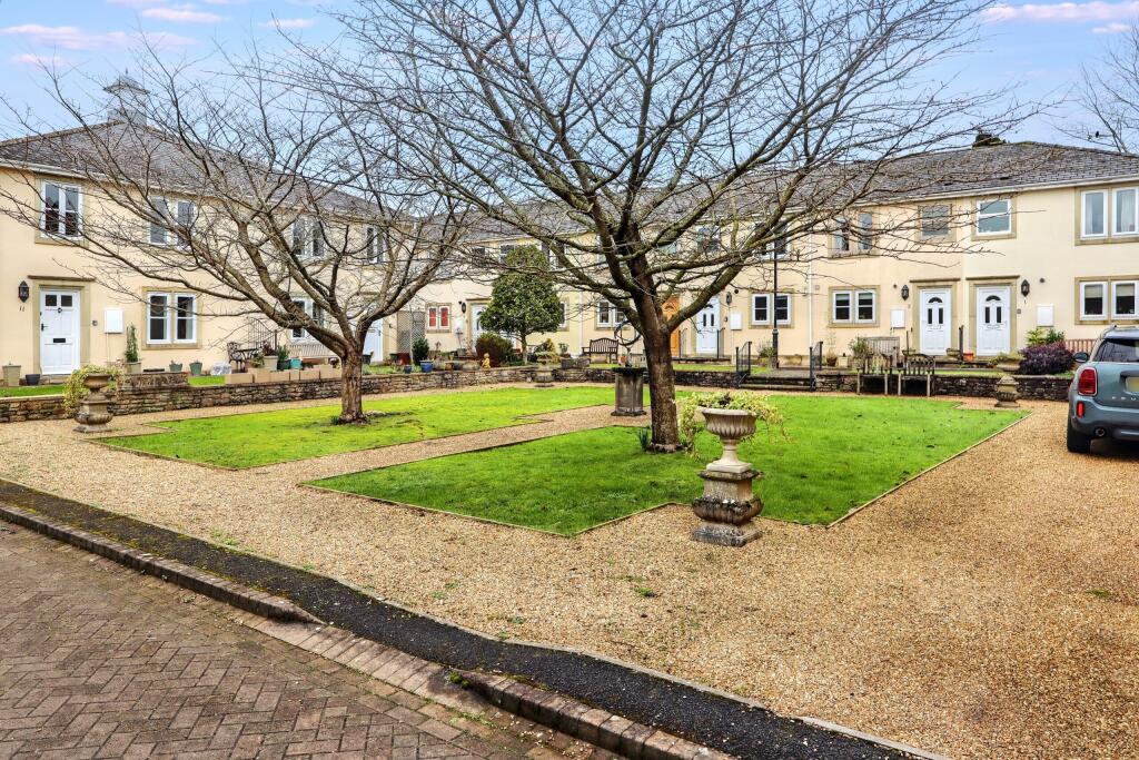 Communal garden to the front