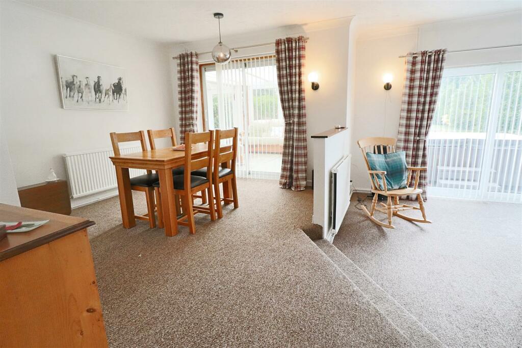 FEATURE SPLIT-LEVEL LOUNGE/DINER