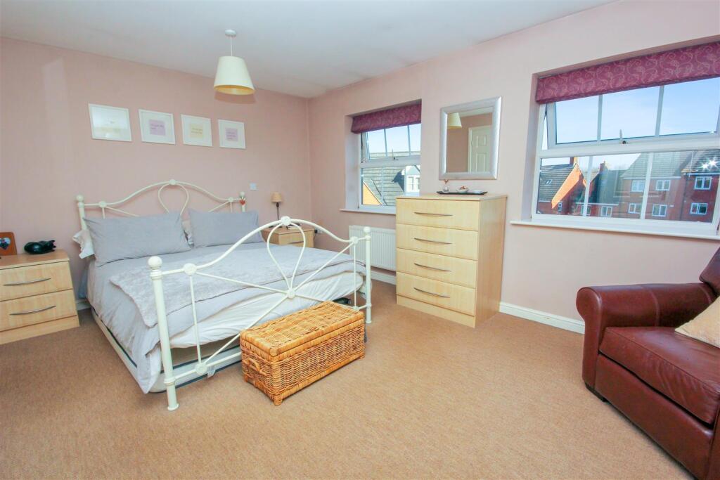 Master Bedroom..jpg