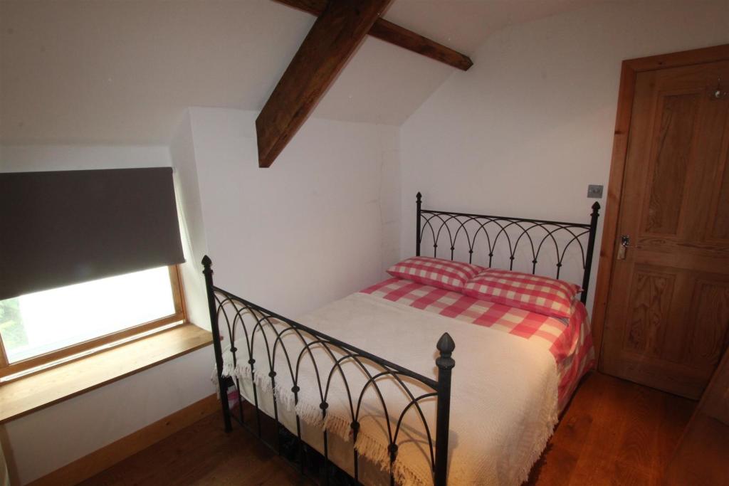 REAR BEDROOM 2