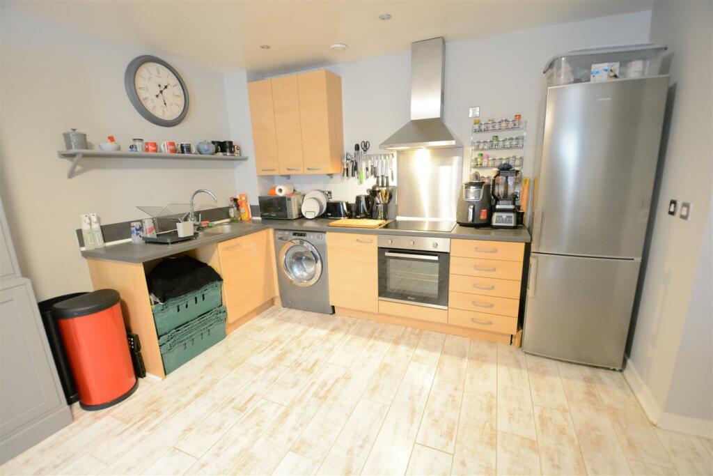 KITCHEN / DINING / LOUNGE