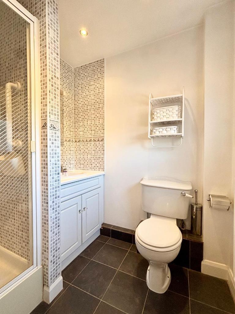 En-Suite To Bedroom 1