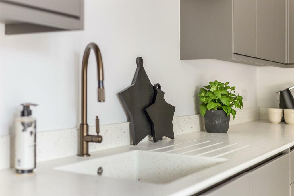 73297_82 Haywards Road  (11)_low.jpg