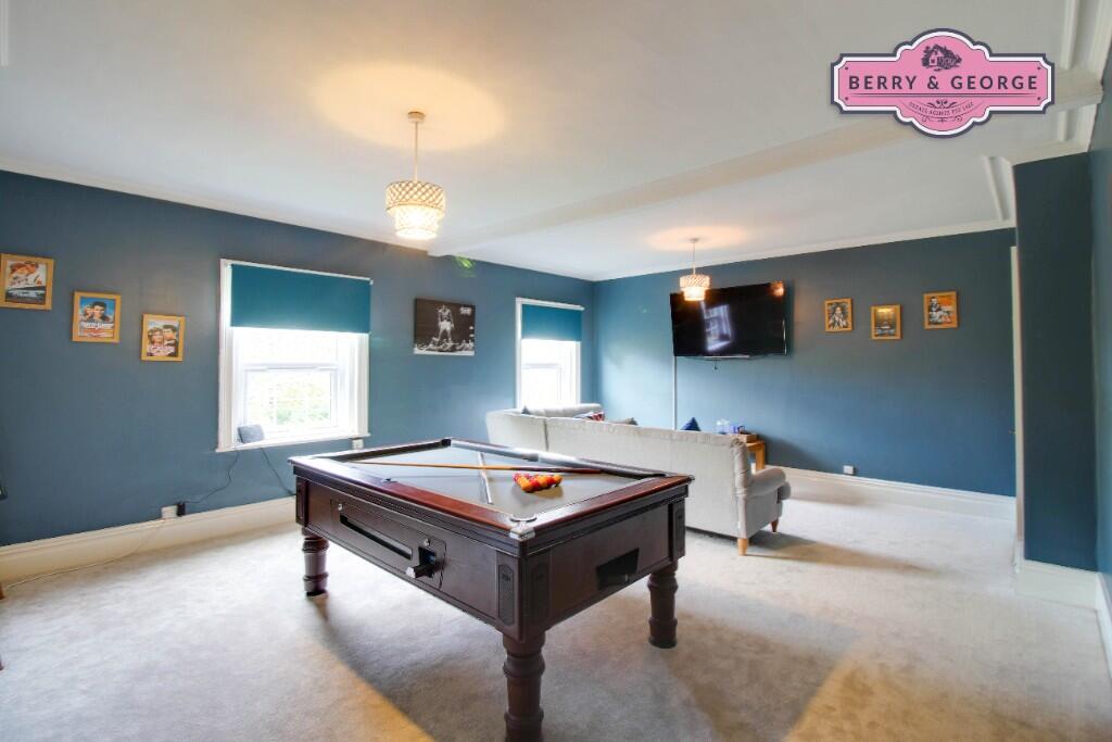 BEDROOM / GAMES ROOM