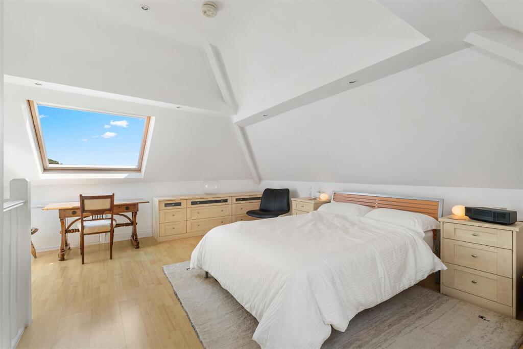 Bed 4.jpg