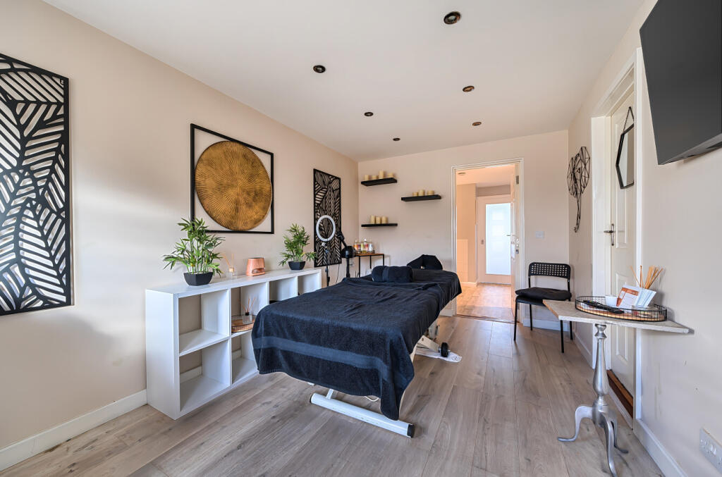 1393670-6-695d1ba...