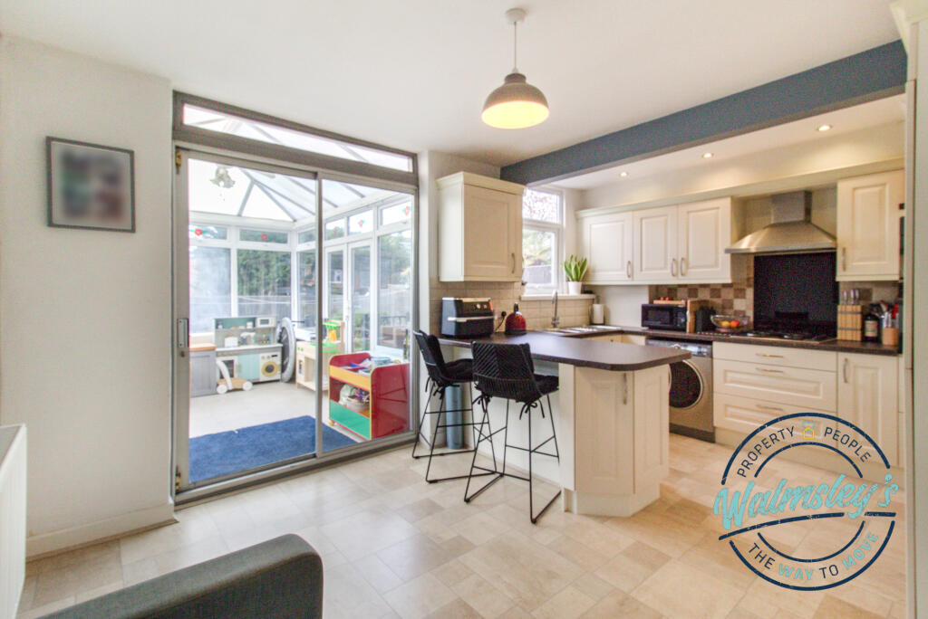 Kitchen dining &amp; family room with direct conservat
