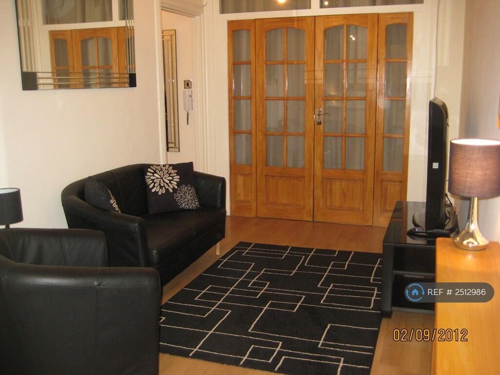 Living Room With Super Fast Hyperoptic Wifi &amp; Tv