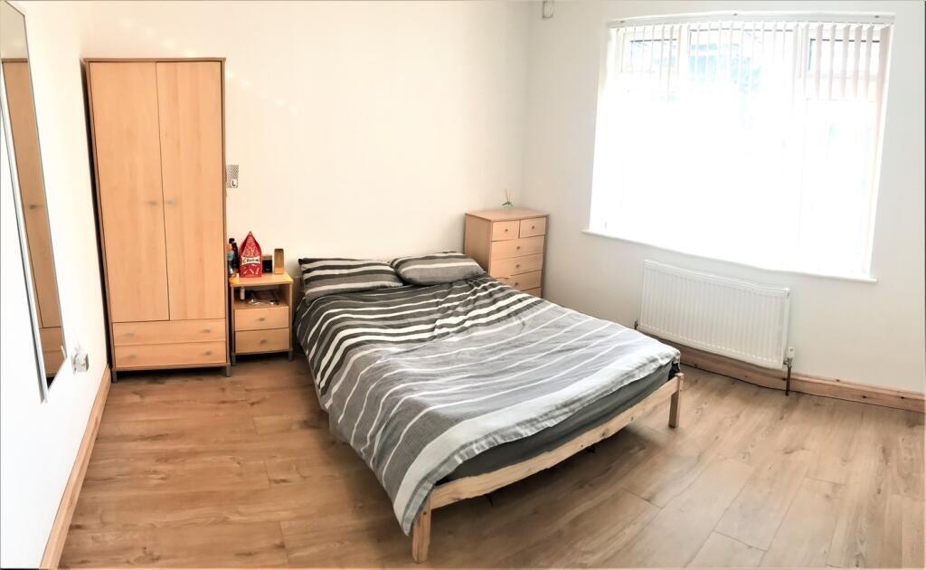 A beautifully arranged double bedroom featuring...