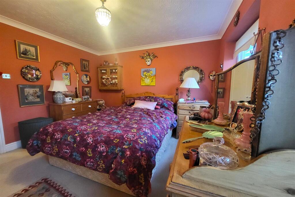 BEDROOM 1: