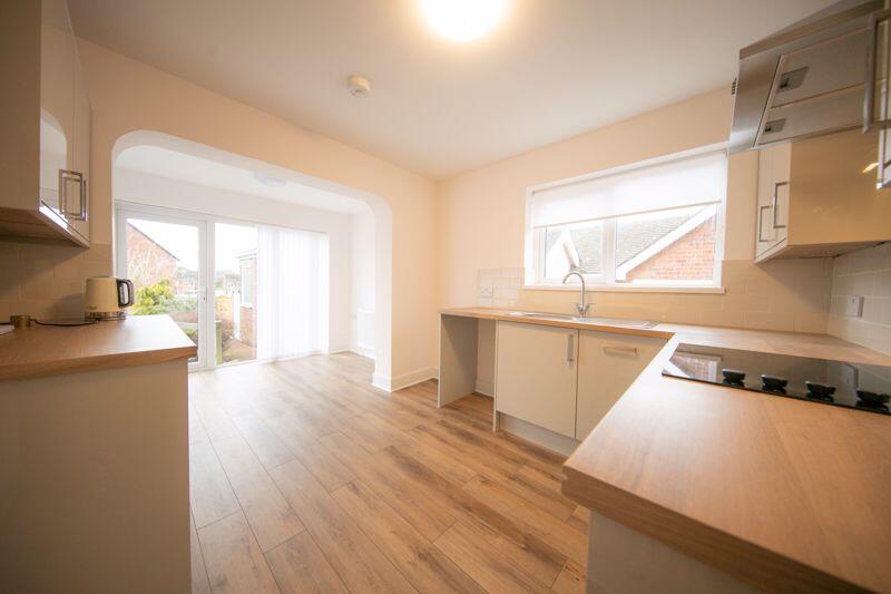 Kitchen &amp; dining room 