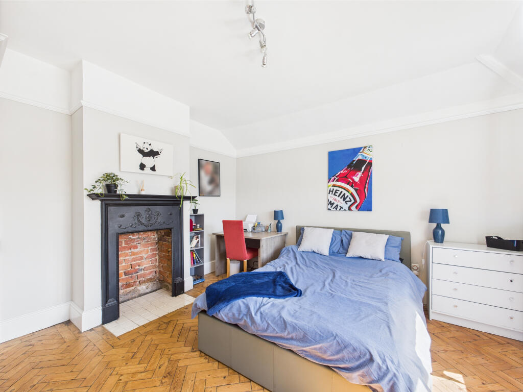 CAM01354G0-PR0520-STILL001