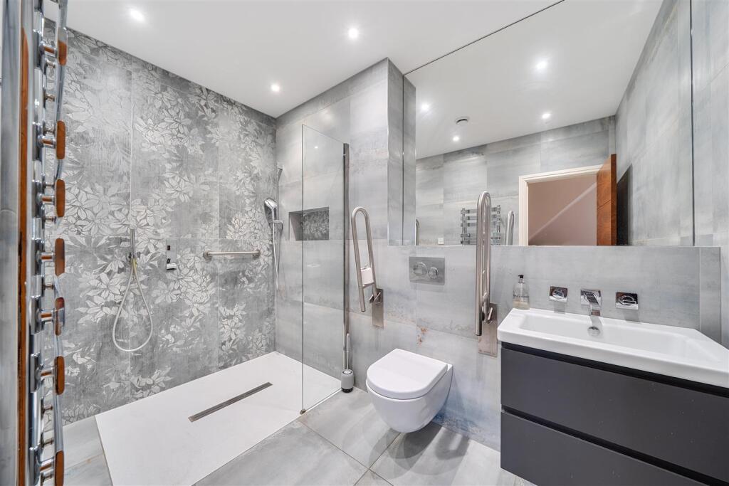 En Suite Shower Room: