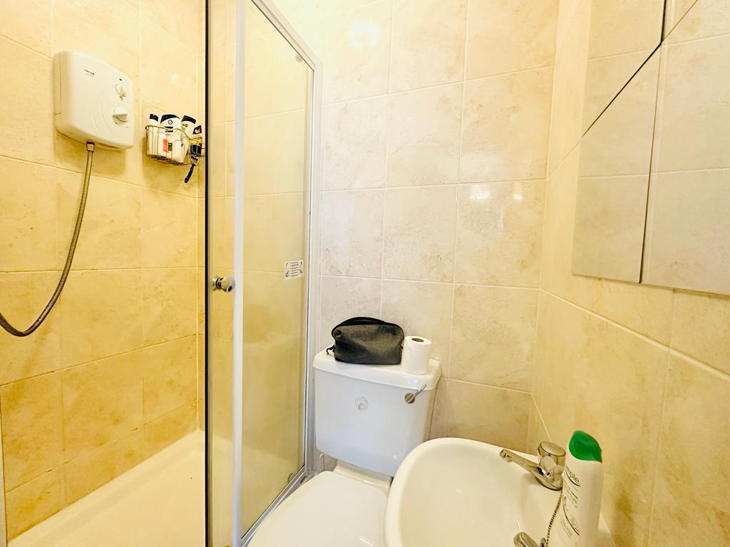 Ensuite to bedroom 3