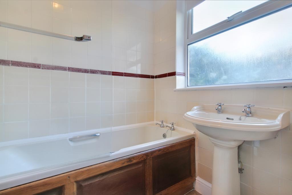 8 BATHROOM.jpg