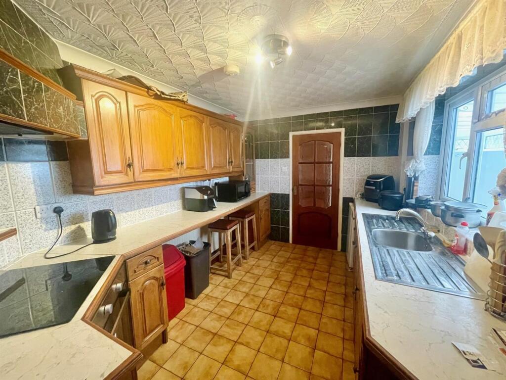 Kitchen 2.jpg
