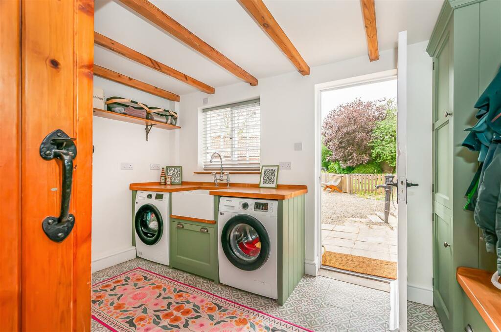 UTILITY ROOM/ BACK KITCHEN