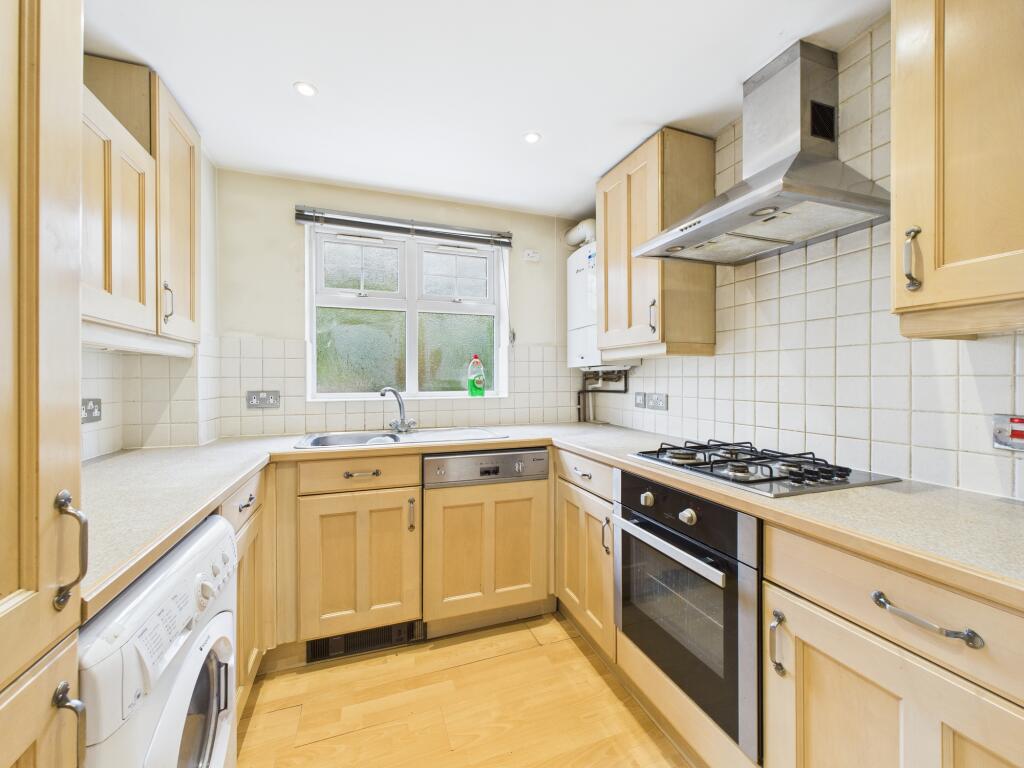 CAM04825G0-PR0122-STILL002