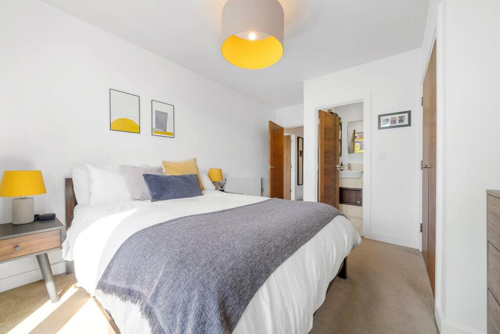 Bedroom 1 (2).jpg