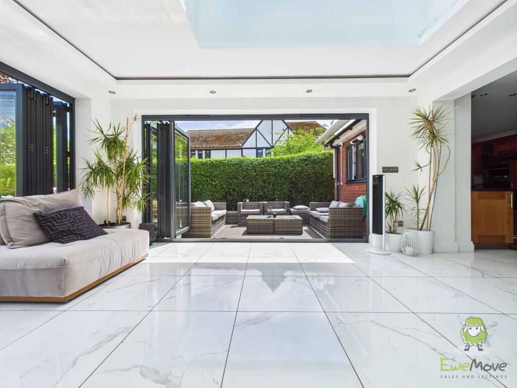 CAM01543G0-PR0141-STILL072