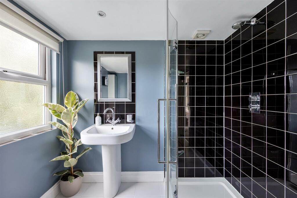 92 Cavendish Drive, E11