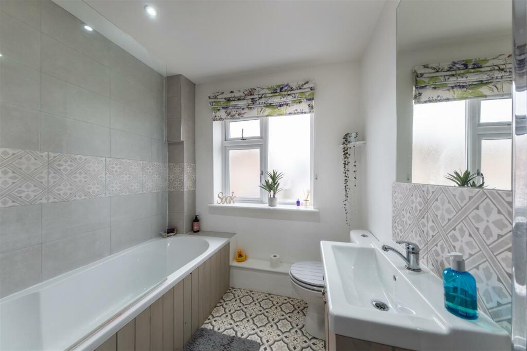 4 Oaktree Close-020.jpg