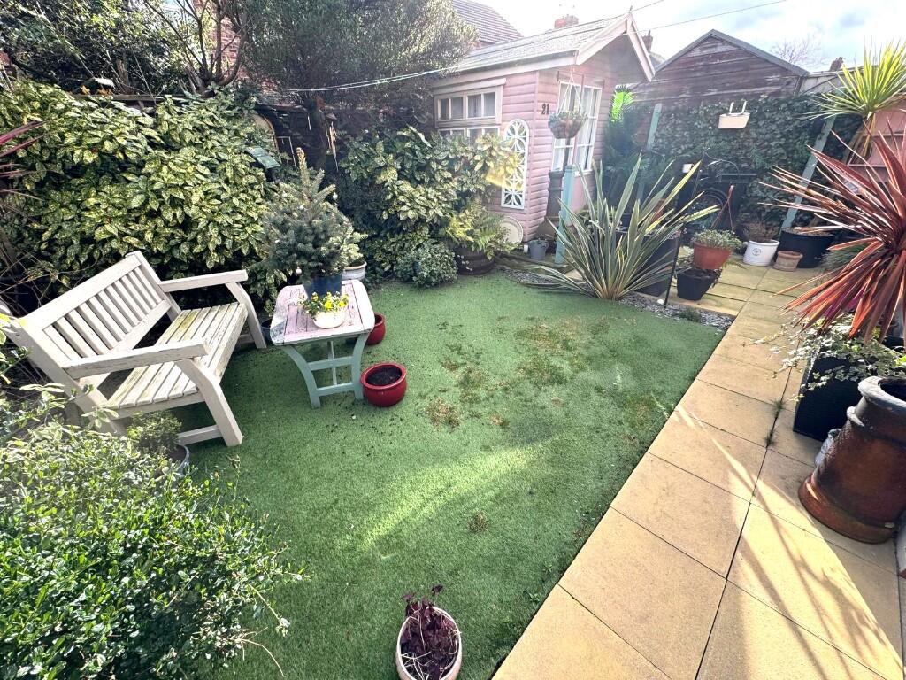 ENCLOSED REAR GARDEN