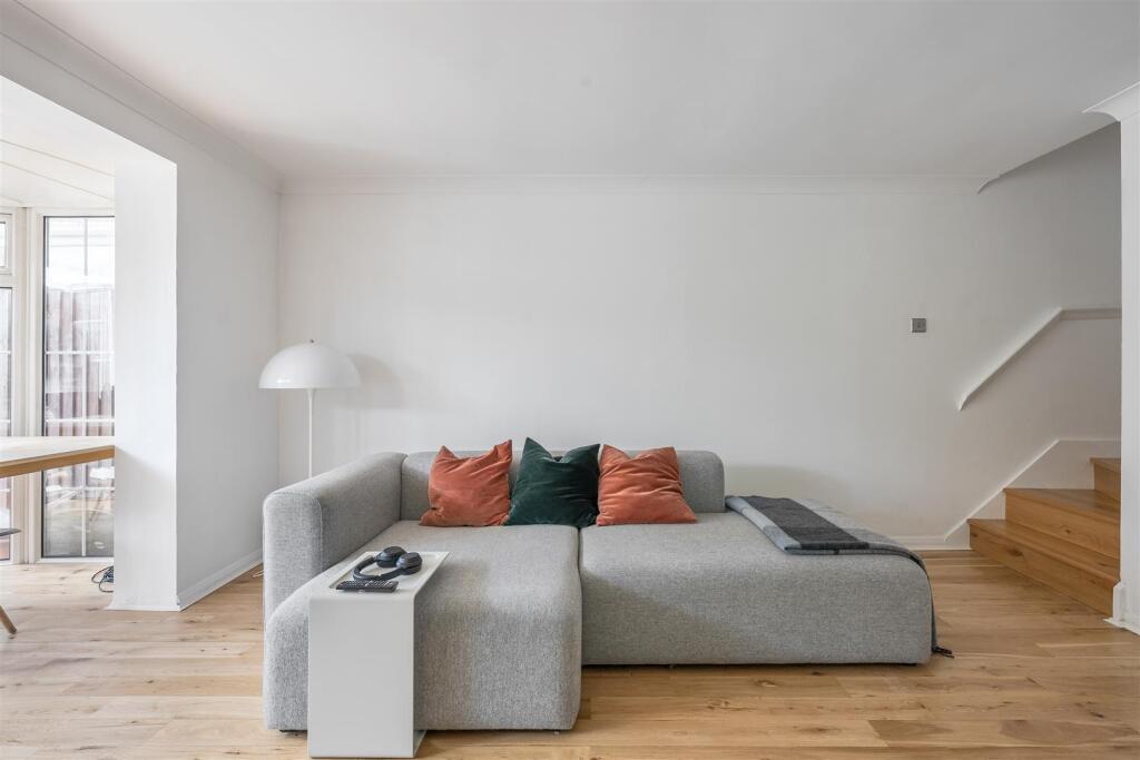 Greenstone Mews, E11