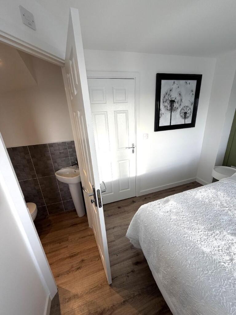 BEDROOM INTO EN-SUITE