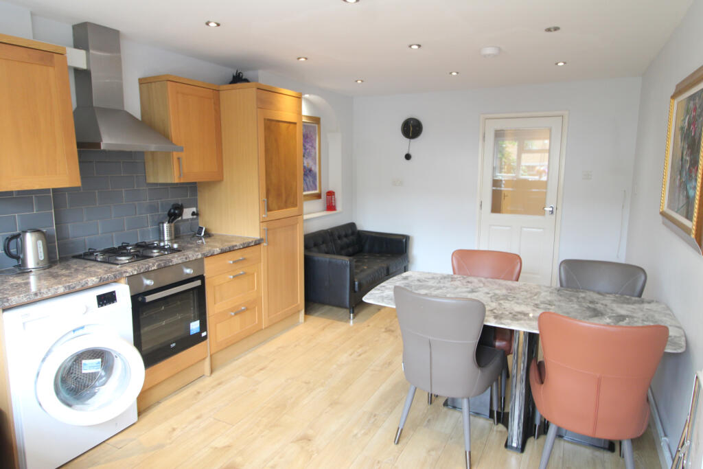 4/5 Bedroom Terraced House in South Ealing