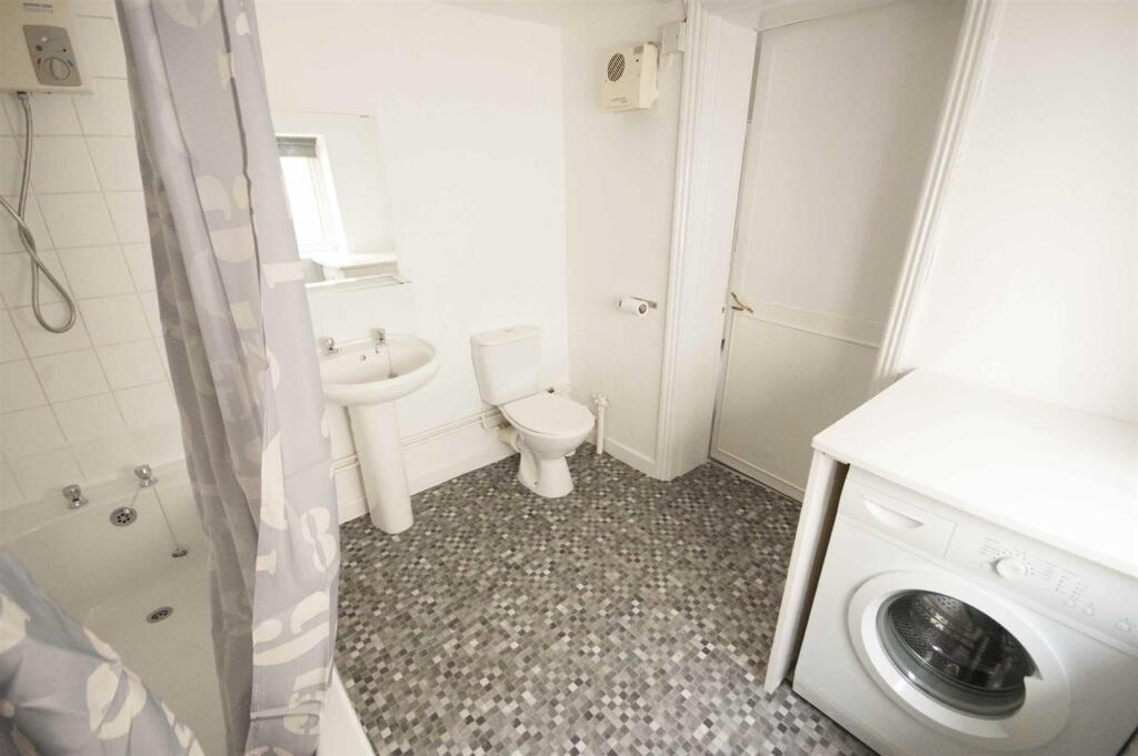 other bathroom.jpg
