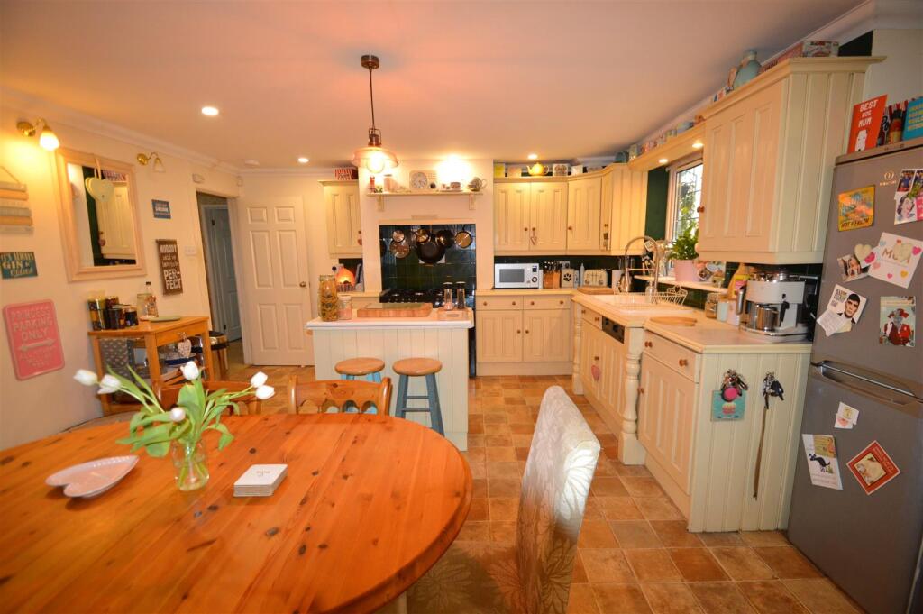 Kitchen 1 .JPG