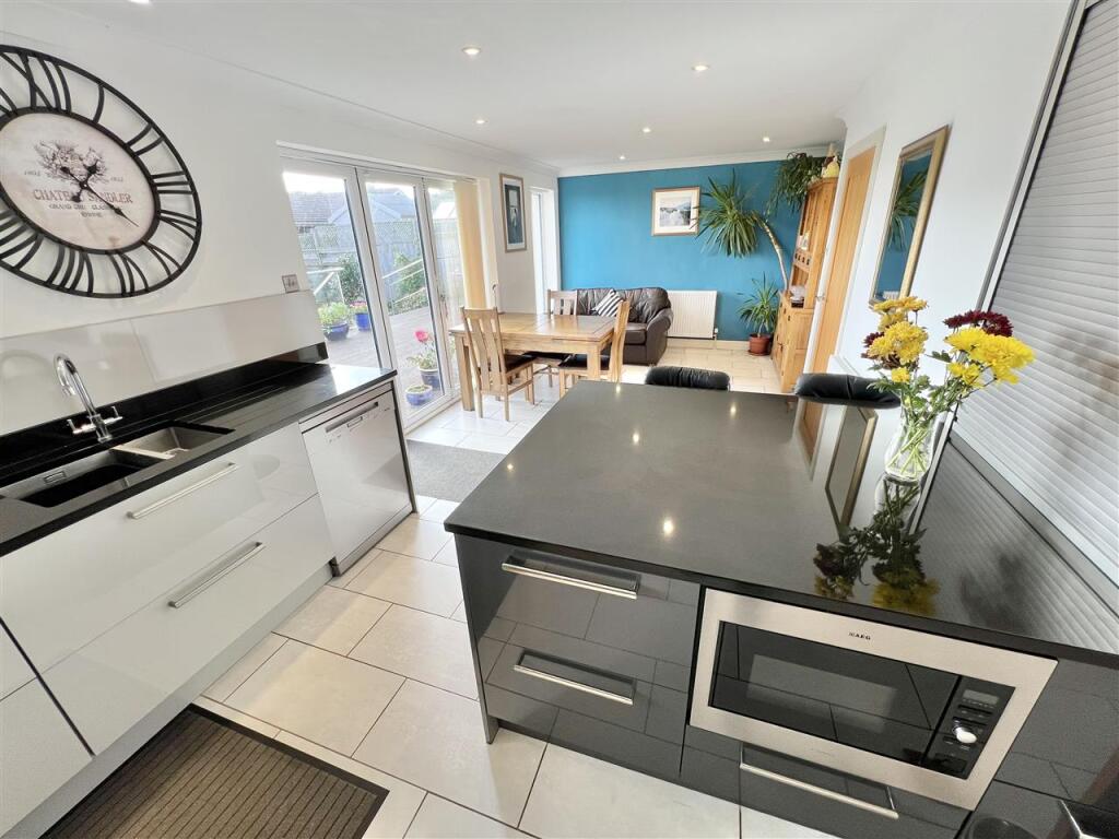Kitchen/Breakfast/