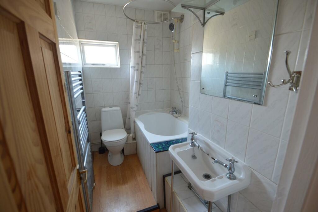 27a Head Street bathroom.JPG