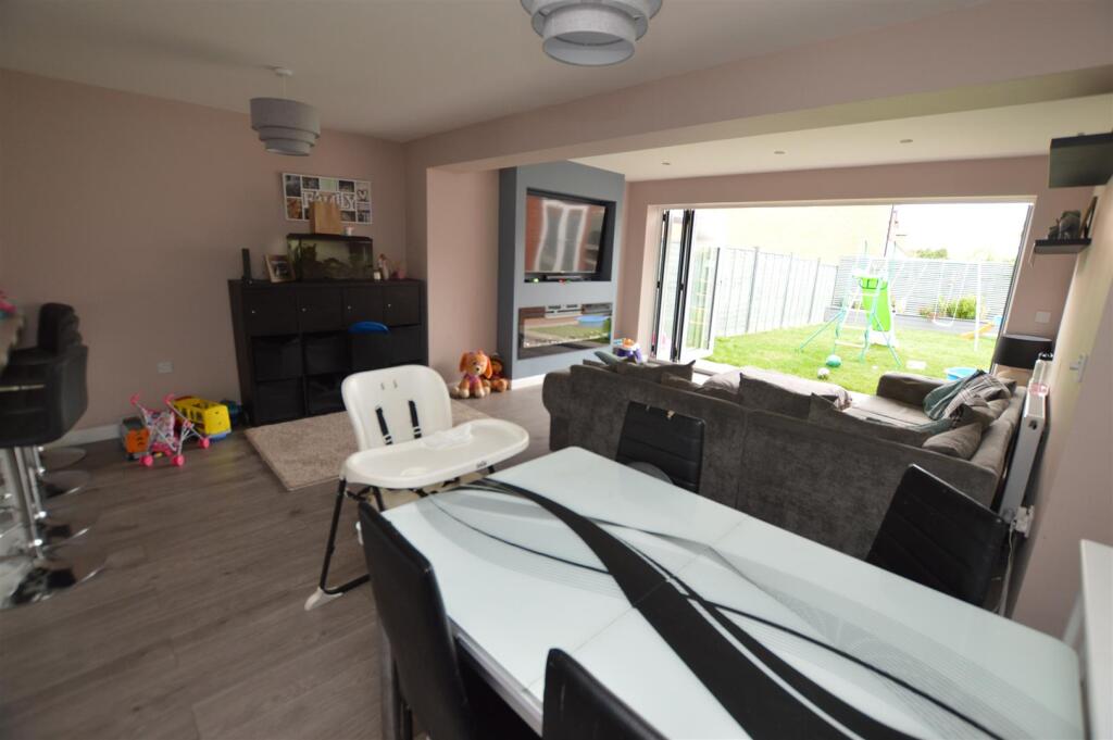 Open plan kitchen/diner/lounge