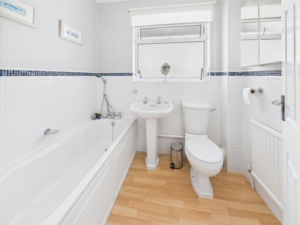 En Suite to Bedroom 1