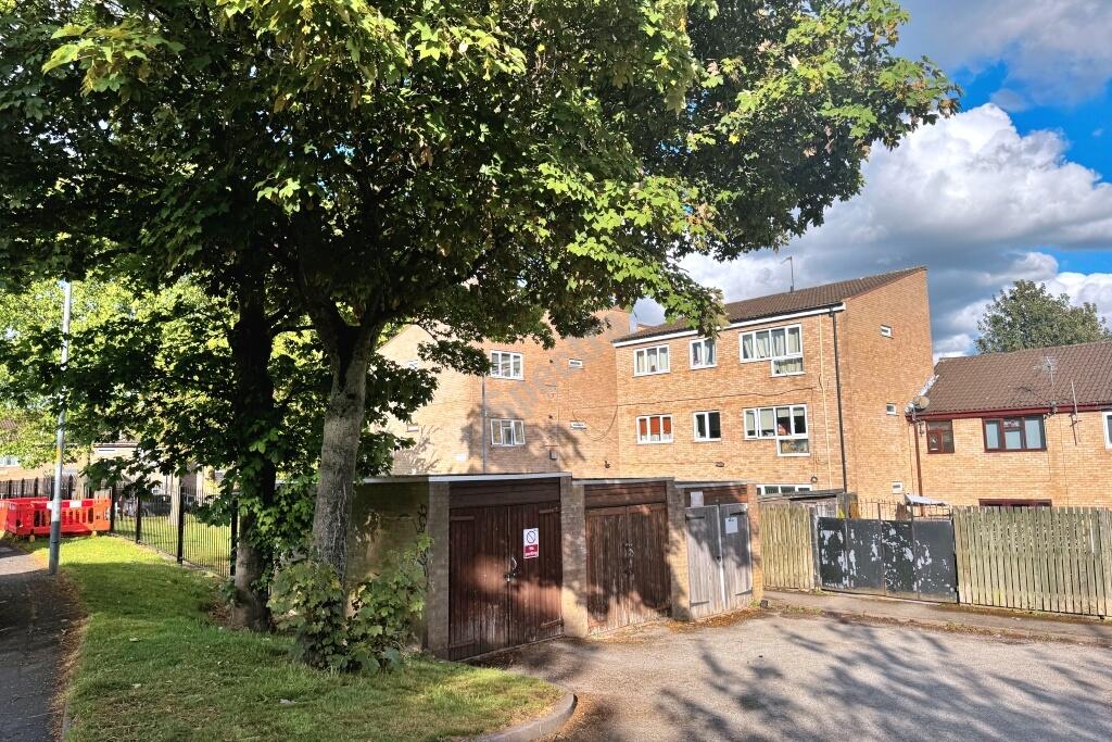 A smart FIRST¿FLOOR FLAT in a small block at Fa